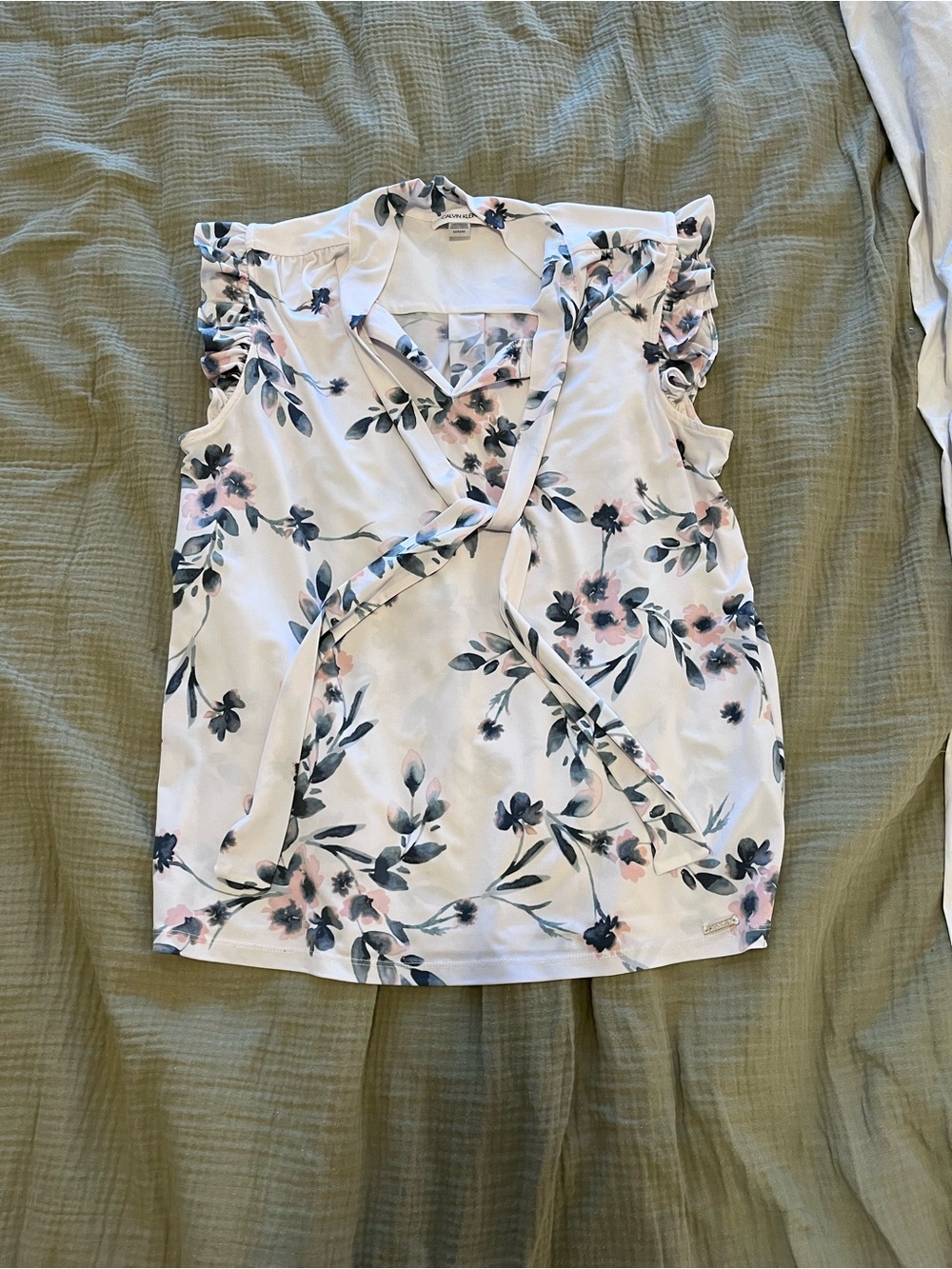 Calvin Klein Floral Sleeveless Blouse Size Medium Ruffle Shoulder Tie Neck Top